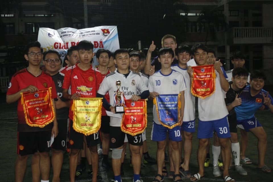 Có thể là hình ảnh về 14 người, mọi người đang đứng và thực phẩm Có thể là hình ảnh về 14 người, mọi người đang đứng và thực phẩm